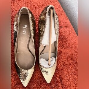 New in box Gold pumps